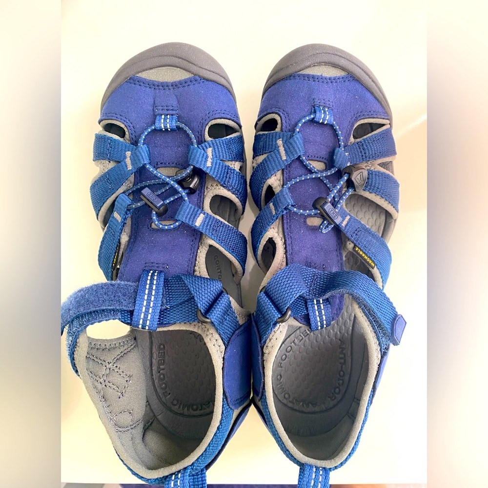 Brand New Keen Big Kids Size 5 Sandals - Shoes